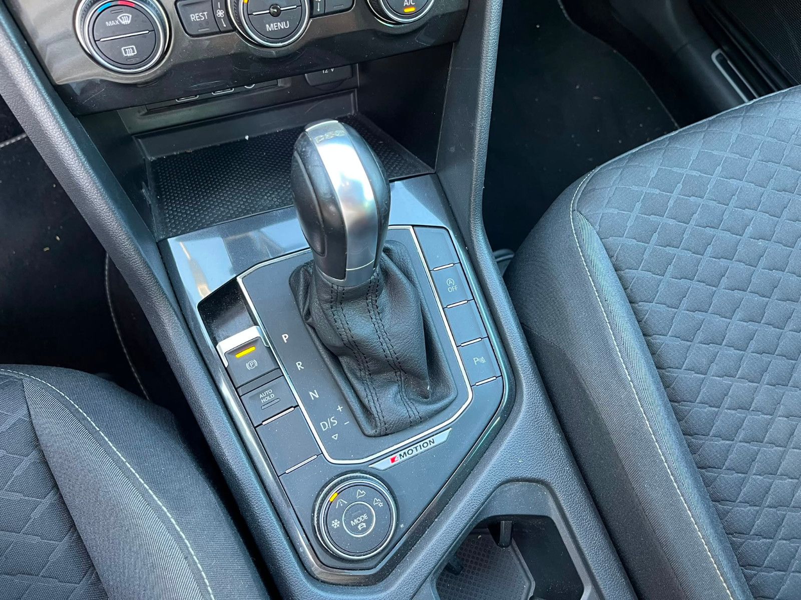 Fahrzeugabbildung Volkswagen Tiguan Join 4Motion DSG*PANORAMA*AHK*LED*APPLECA