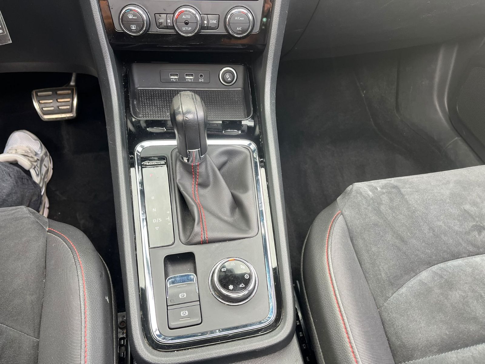 Fahrzeugabbildung SEAT Ateca FR 4Drive DSG*LED*PANO*ALCANTARA*