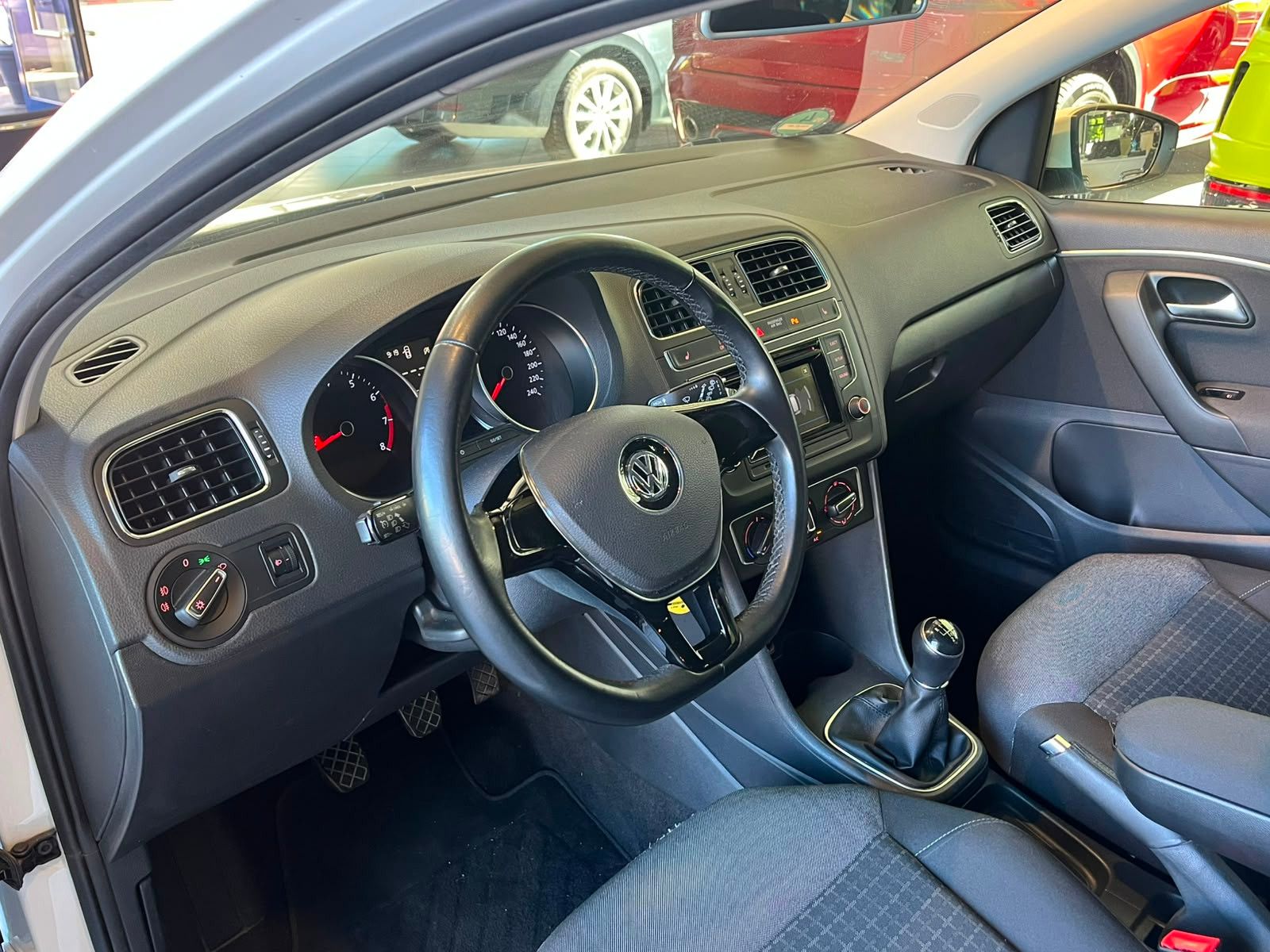 Fahrzeugabbildung Volkswagen Polo V Comfortline|SITZHEIZUNG|EINPARKHILFE|AUX|
